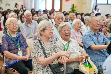 “红心护老，，，，，，情暖斜阳” 广东pg电子现代技师学院康健照顾护士学院与pg电子养老院产教融合 “手艺&文艺”汇演