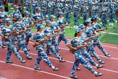 热血青春！直击广东pg电子现代技师学院2024级新生综合素质训练总结表扬大会现场。。。。。。。